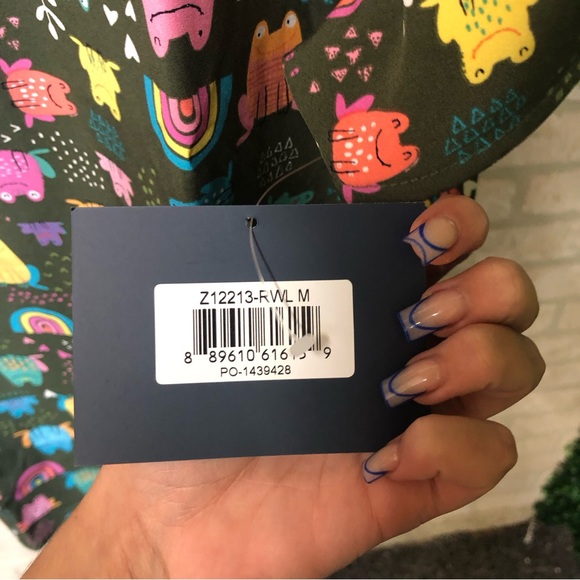 NWT Zoe + Chloe Army Green Frog and Rainbow pattern short sleeve scrub top - Picture 7 of 15